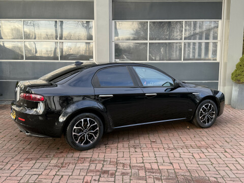 Alfa Romeo-159-1