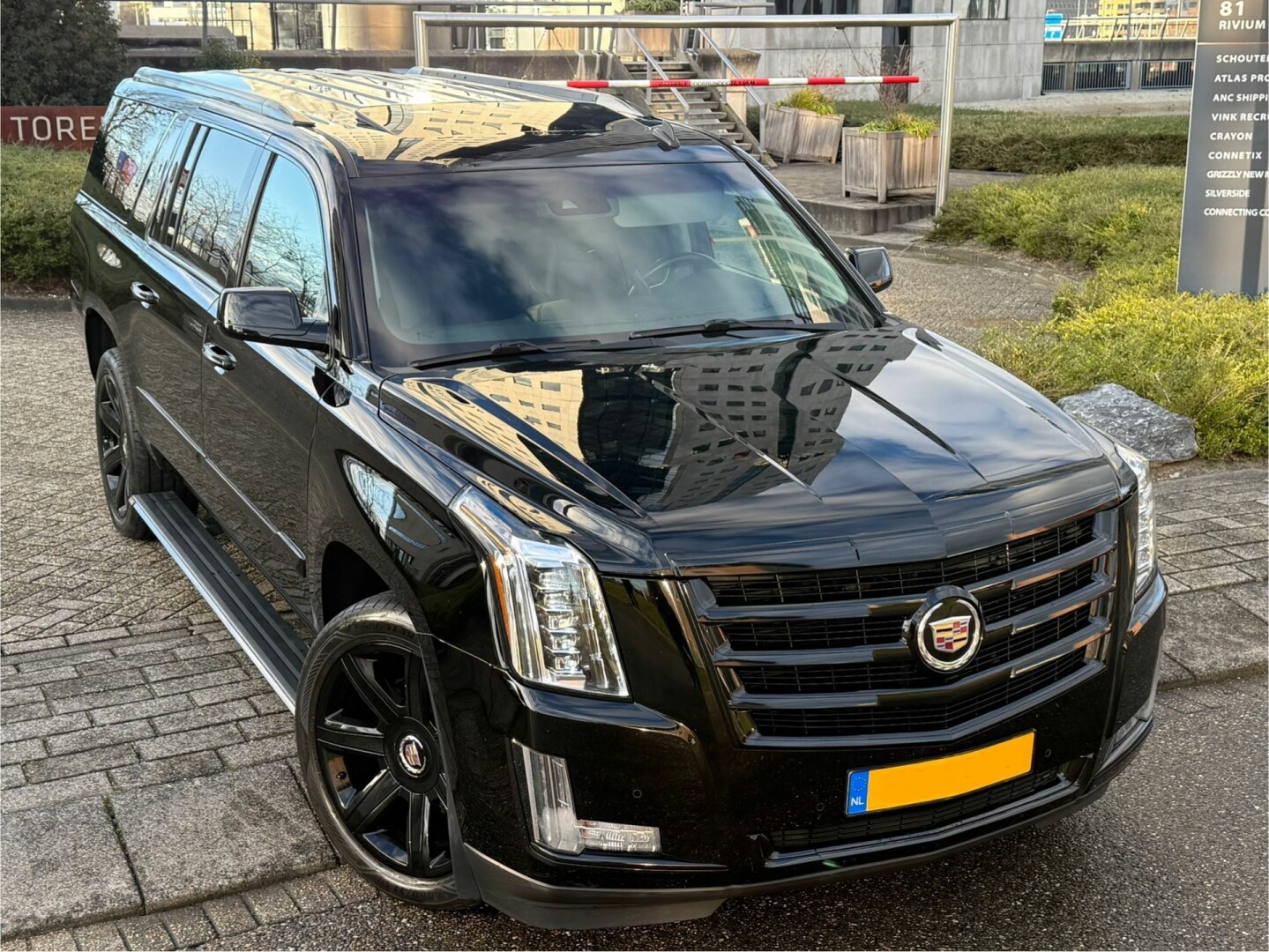 Cadillac-Escalade-76