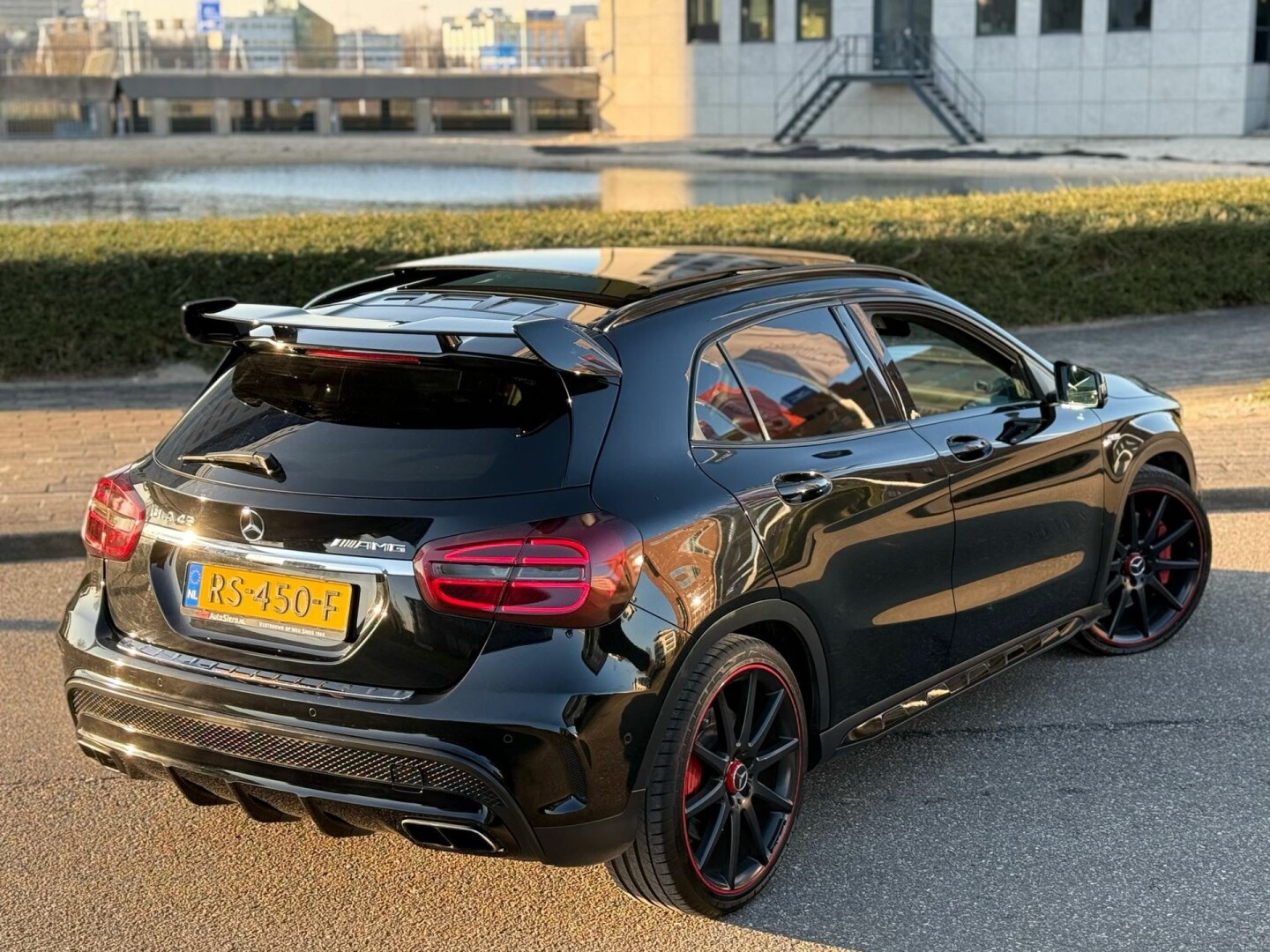 Mercedes-Benz-GLA-17