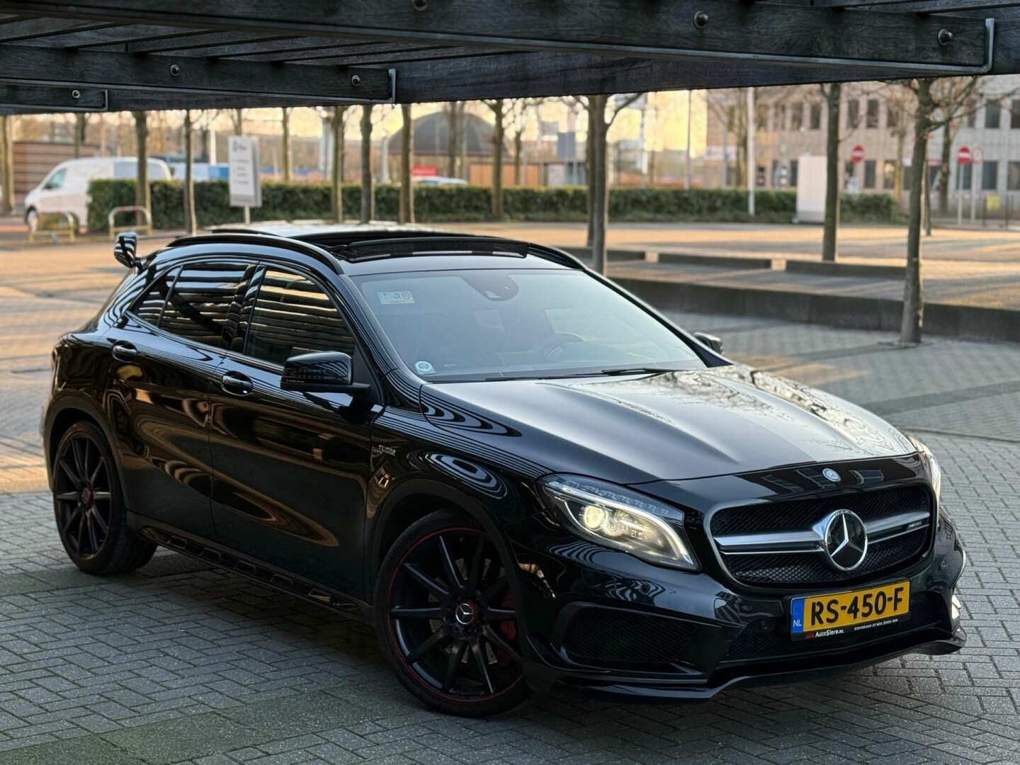 Mercedes-Benz-GLA-92