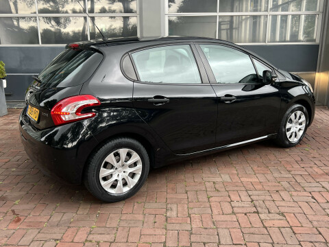 Peugeot-208-1